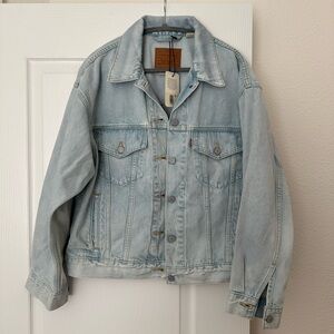 NWT Levi 90s Trucker Jacket ✨